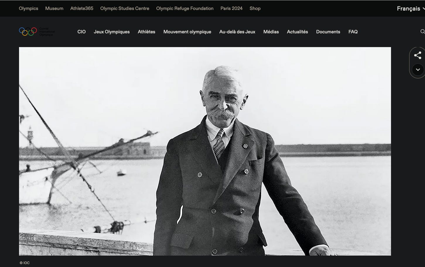 Pierre de Coubertin en pied devant la mer; photographie, CIO