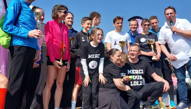 Lola Roussel avec ses proches lors d'une course organisée pour la soutenir. Lola Roussel avec ses proches lors d'une course organisée pour la soutenir.