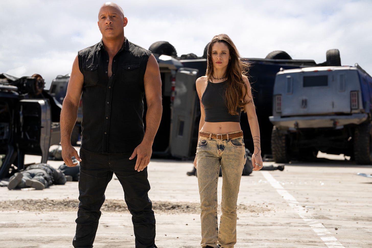 Foto promocional de la película Fast & Furious en la que vemos a Vin Diesel a la izquierda y a Michelle Rodriguez a la derecha con pose desafiante.