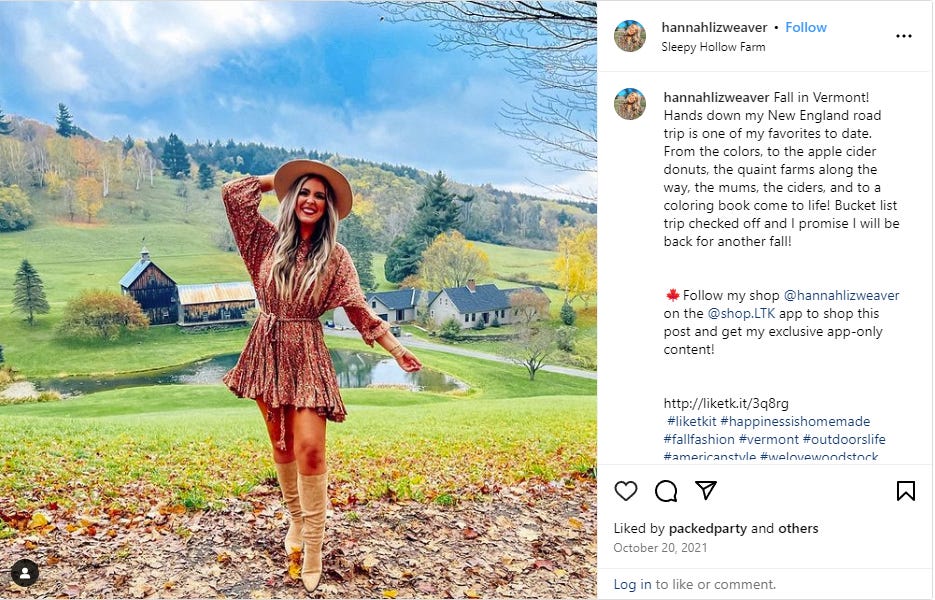 Ugh. Captura de una mujer rubia posando delante de una granja. Irritante.