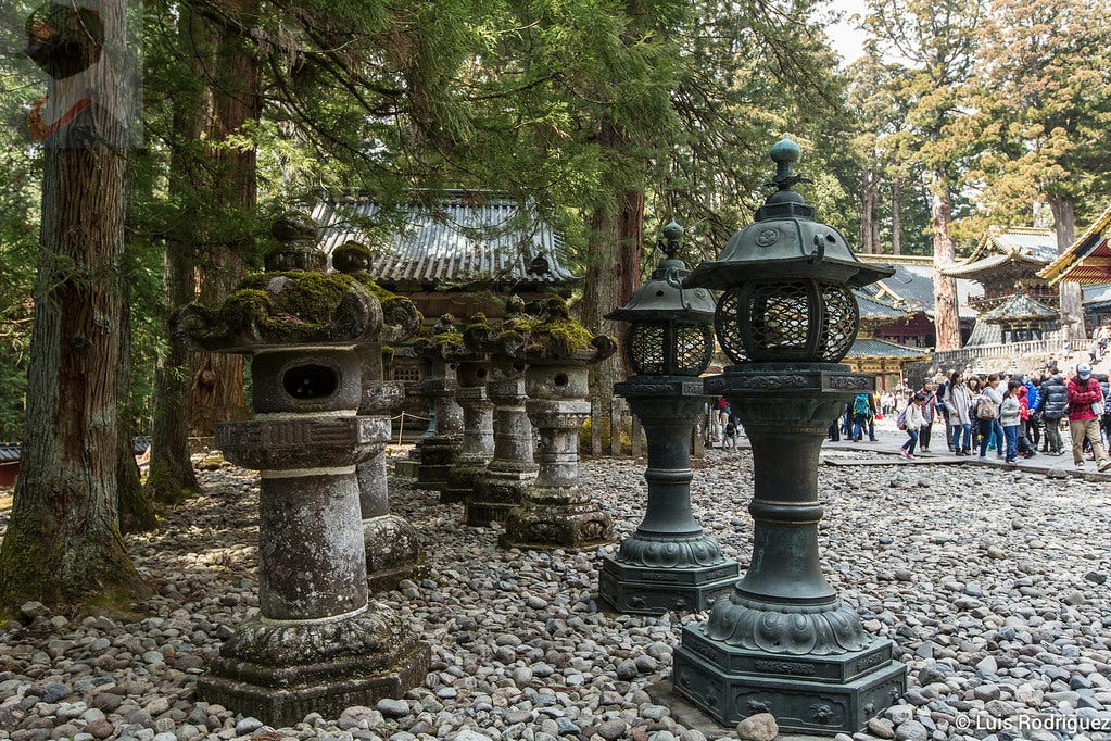 Lámparas de bronce y de piedra en la entrada al santuario Toshogu de Nikko