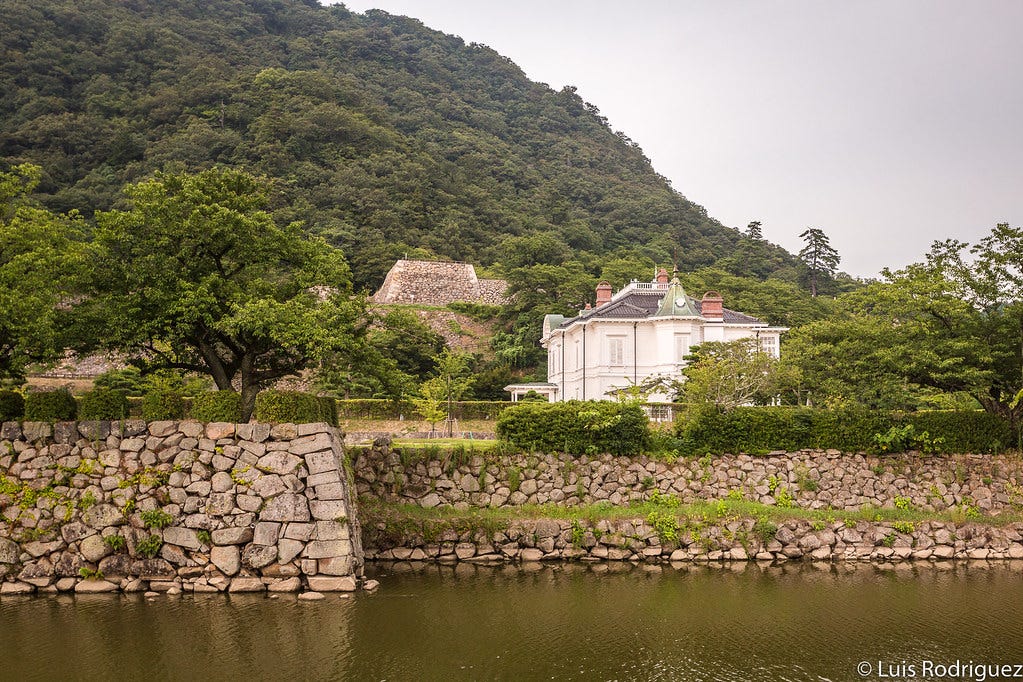 Mansión Jinpukaku a los pies del monte Kyusho, con algunos antiguos muros del castillo