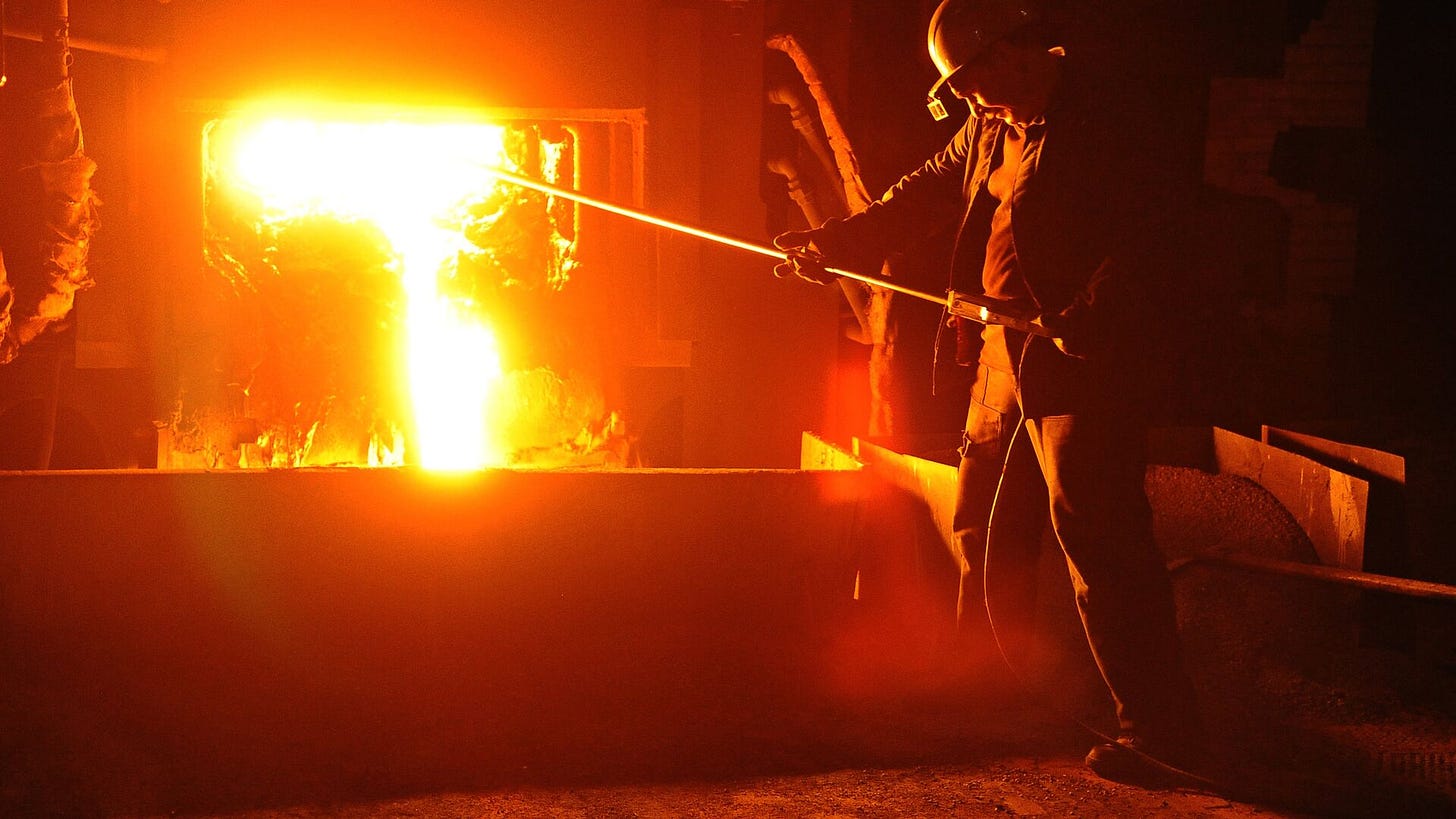 A worker during steel-smelting at a Russian steelmaking plant (File) - Sputnik International, 1920, 19.12.2024