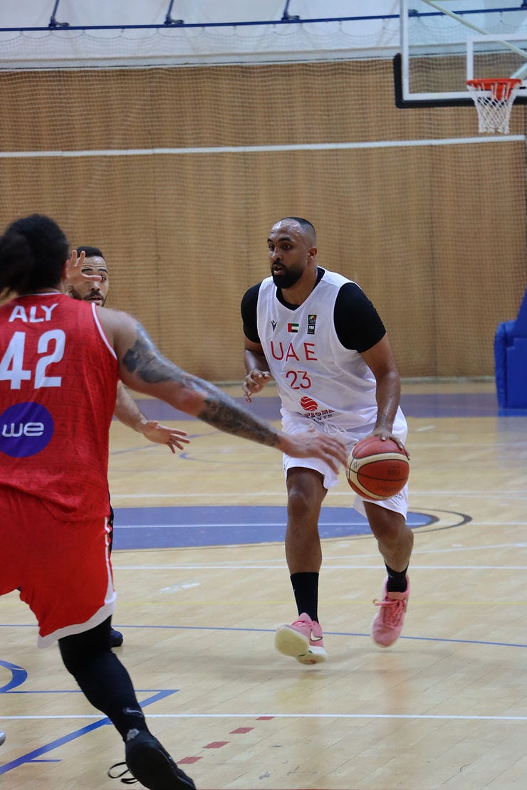 Qais Omar Al Shabibi dribbling the basketball to the elbow