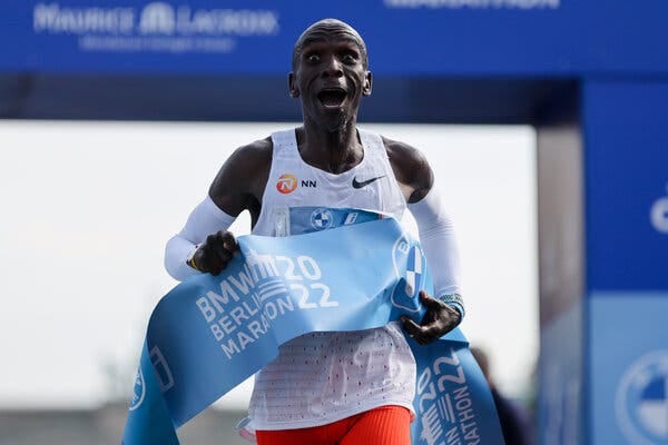 Eliud Kipchoge Smashes His Own World Record at the Berlin Marathon - The  New York Times