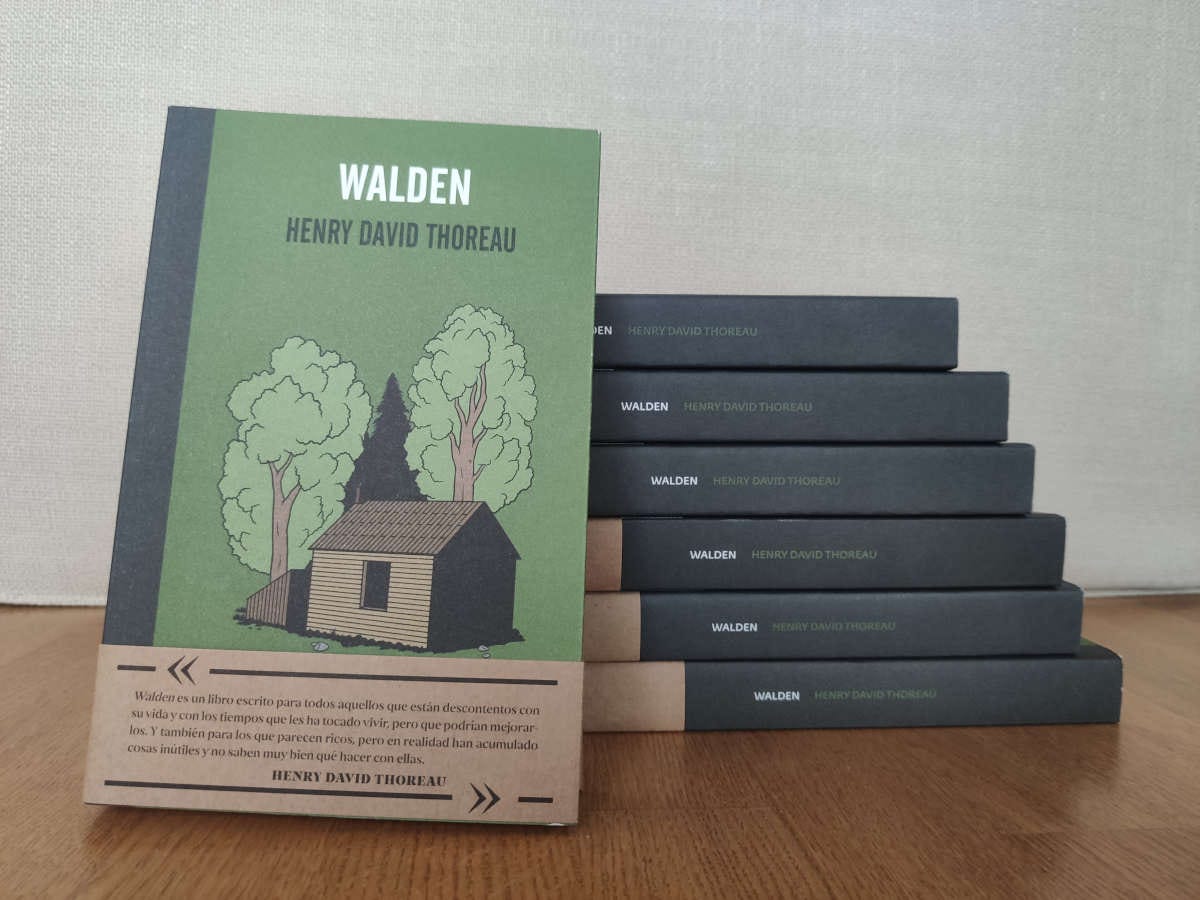 libros de Walden, colocados en torre