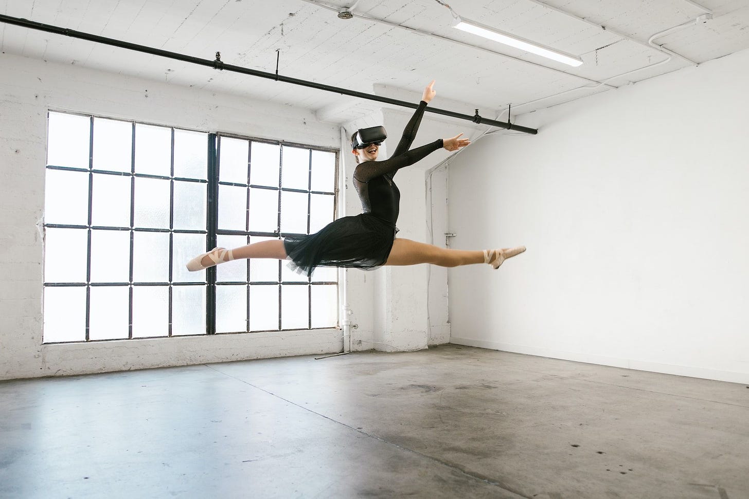 Danseuse aux perceptions et perspectives modifiées par un casque VR pour illustrer le phénomène du réalisme naïf