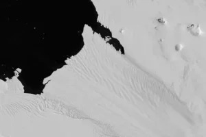 The thinning shelf has lost ice along its front and northern margin, and fractured ice is visible along the southern edge.