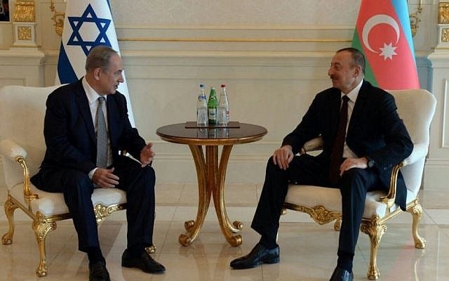 Prime Minister Benjamin Netanyahu (L) meets with Azerbaijan President Ilham Aliyev at Baku’s Zagulba Palace on December 13, 2016. (Haim Zach/GPO)