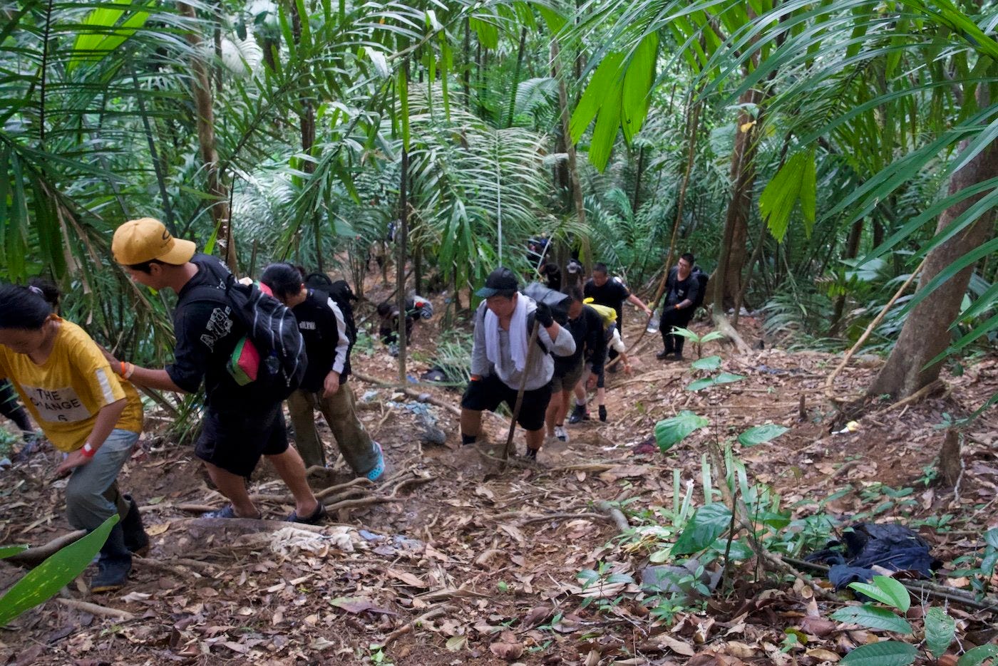 chinese_trekking_through_the_gap