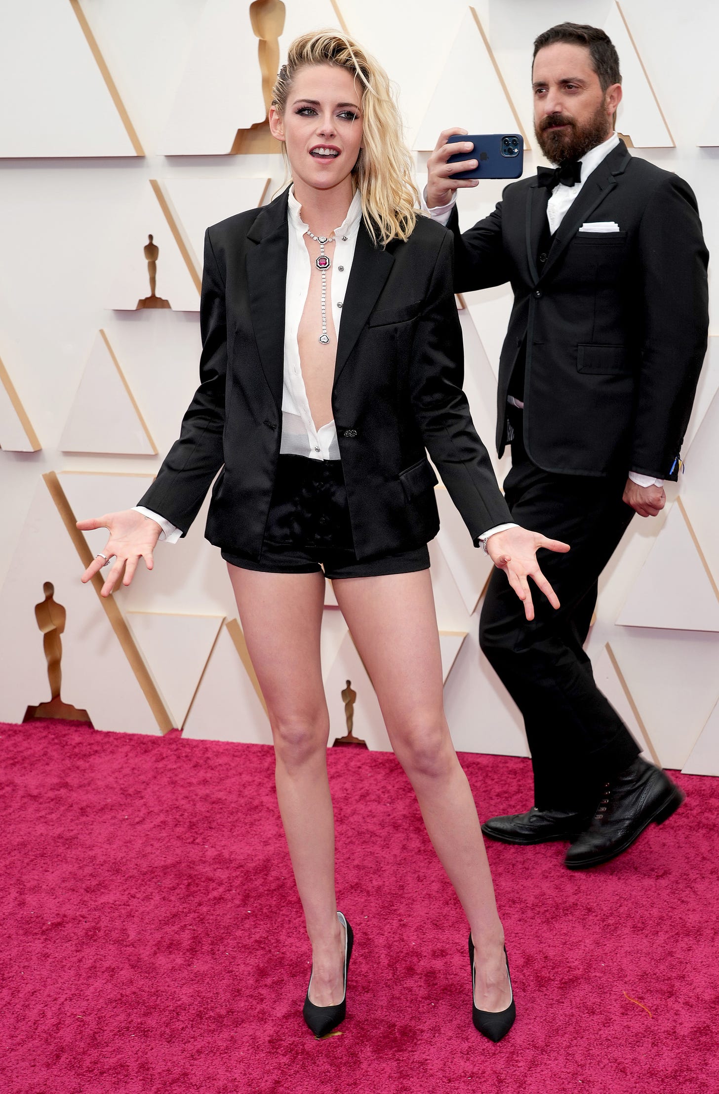 Kristen Stewart wears tiny shorts, ditches shoes at Oscars 2022