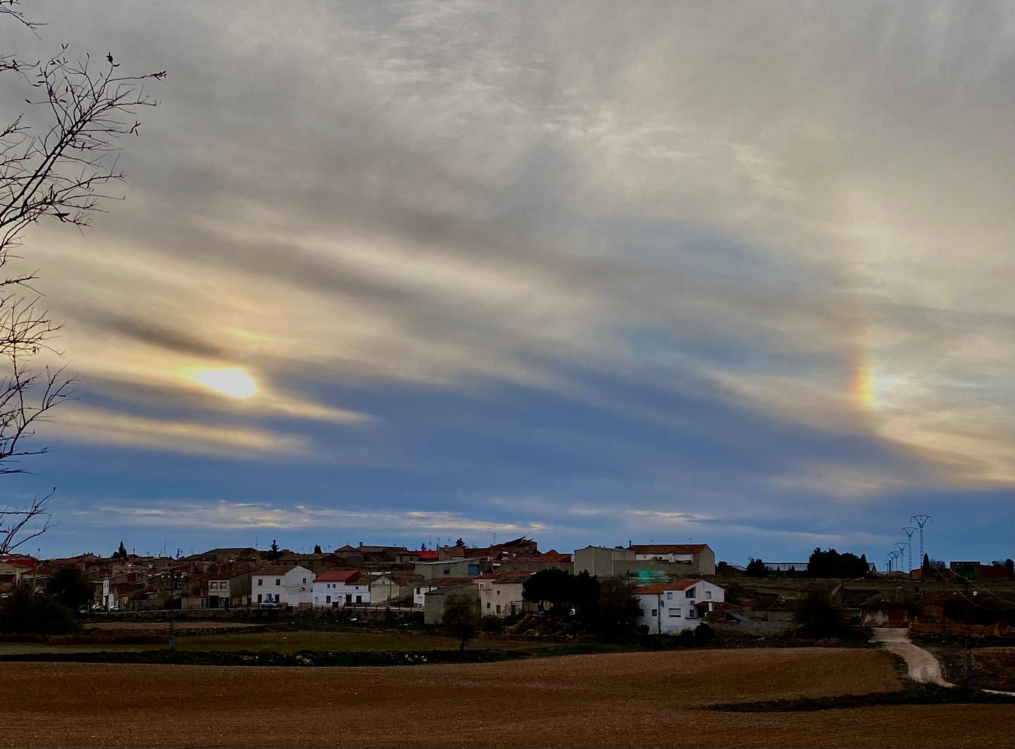 pueblo español atardecer arcoiris