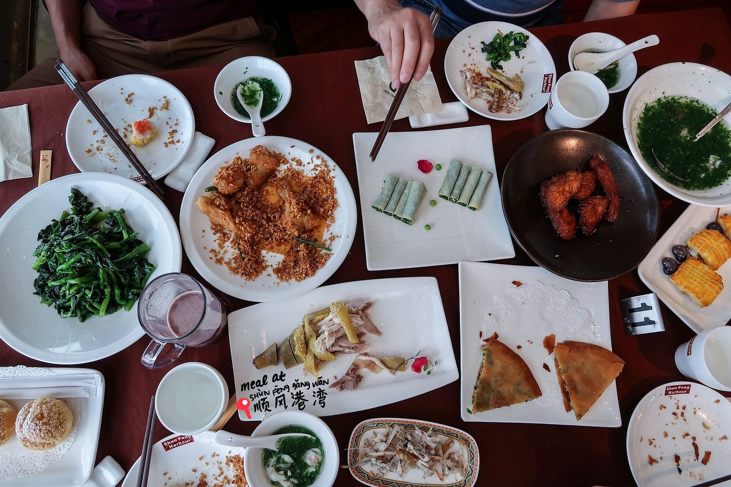 Shunfeng Harbor Revolving Restaurant (顺风港湾旋转餐厅, shùnfēng gǎngwān xuánzhuǎncāntīng) 