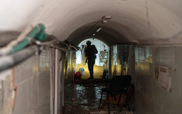 Sotilas seisoo Hamasin tunnelissa UNRWA:n koulun alla Gazan kaupungissa 8. helmikuuta 2024. (Emanuel Fabian/Times of Israel)