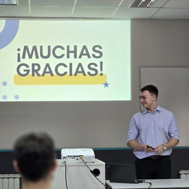 Puede ser una imagen de 2 personas, personas estudiando y texto