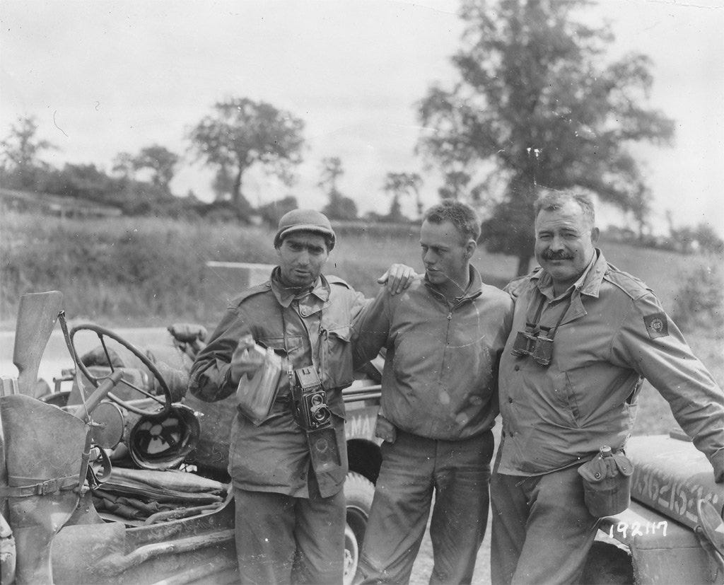 Ernest Hemingway como correspondente na Segunda Guerra Mundial.