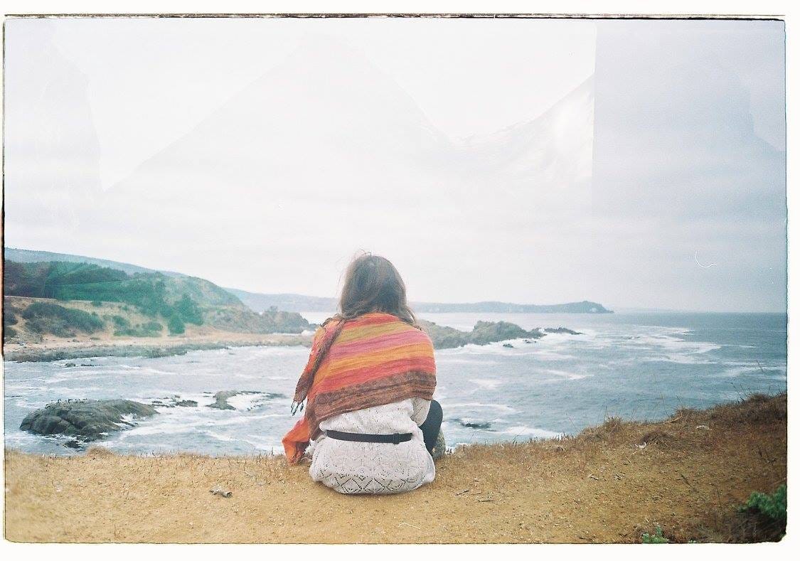 bloqueo creativo una mujer mira hacia el océano Pacífico