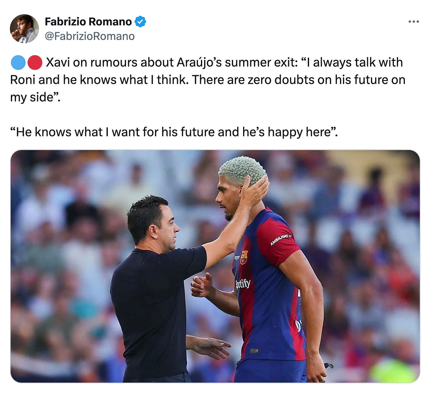 A tweet by Fabrizio Romano featuring quotes from Xavi on Ronald Araujo