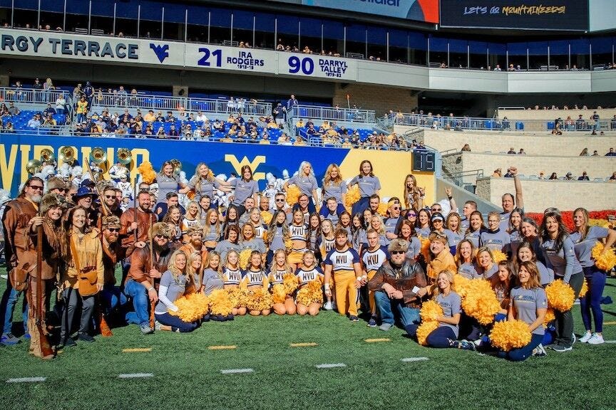 Alumni cheerleaders group photo