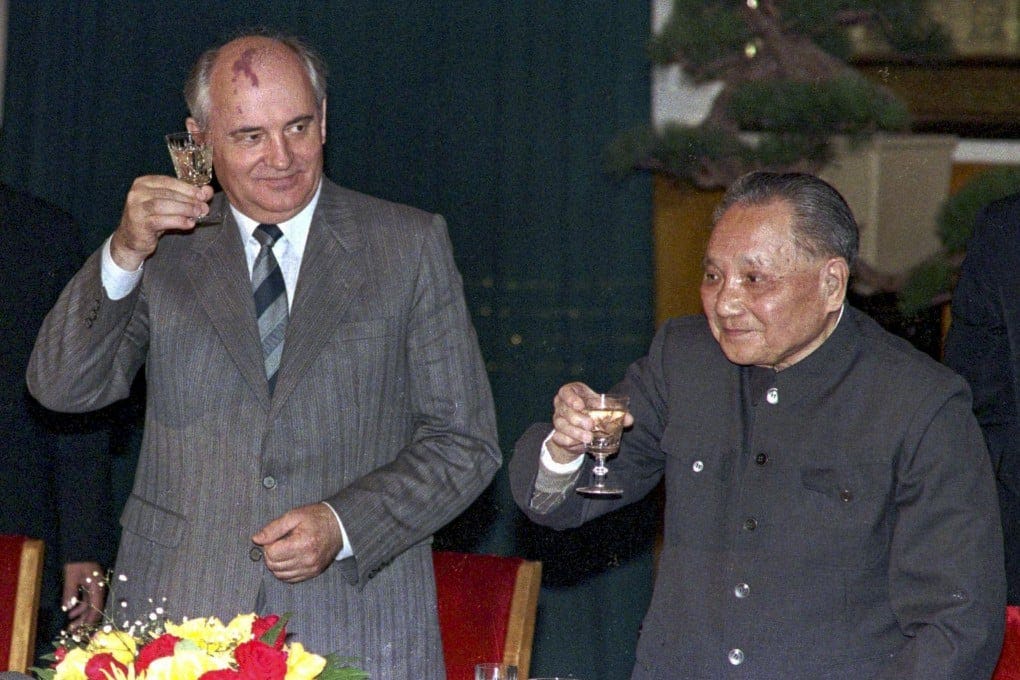 Soviet leader Mikhail Gorbachev (left) raises his glass in a toast with Chinese senior leader Deng Xiaoping at a banquet at the Great Hall of the People on May 16, 1989. Photo: Reuters