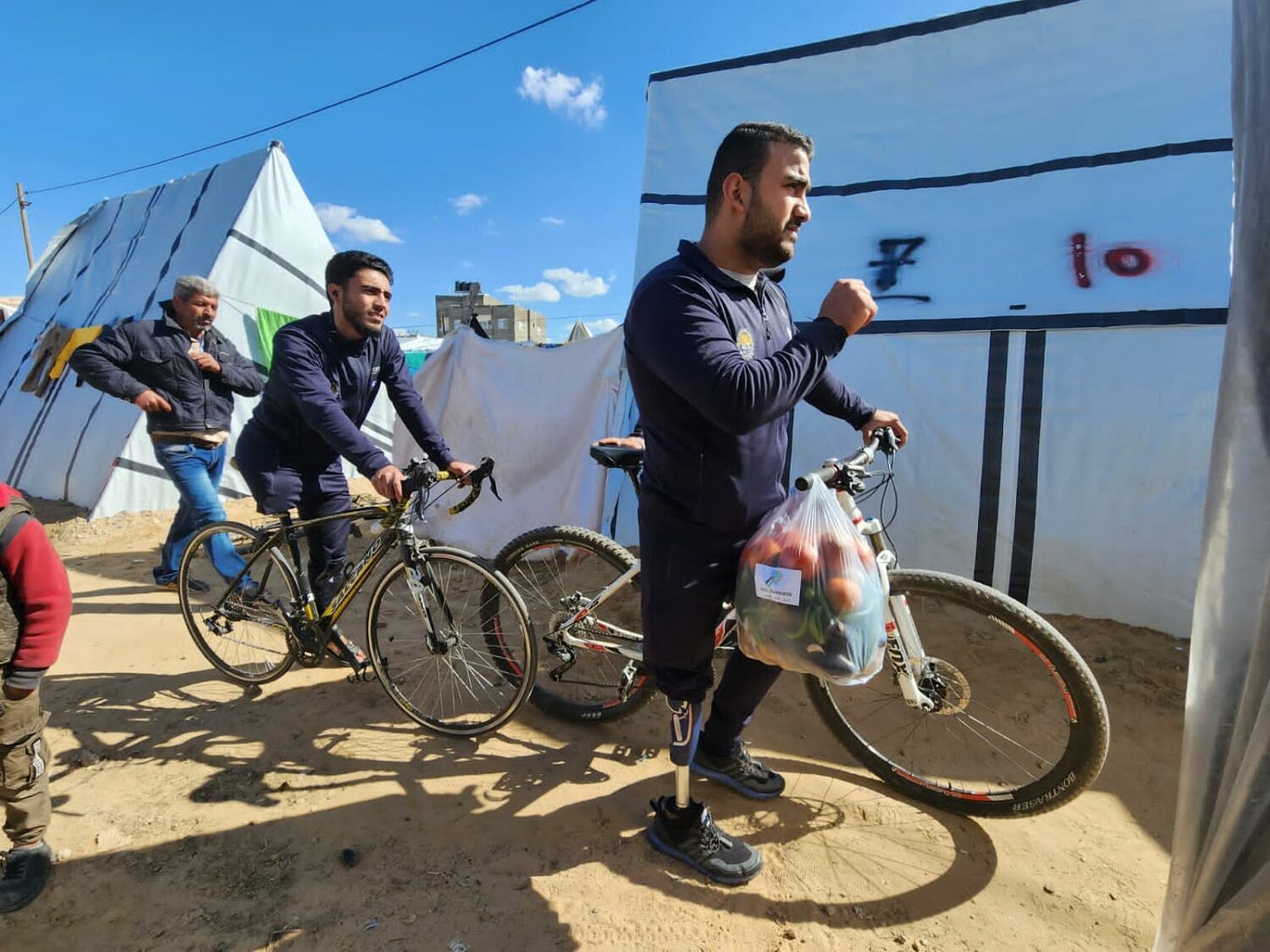 Deux gazaouis avec une jambe en moins livrant des repas dans les camps de refugies.