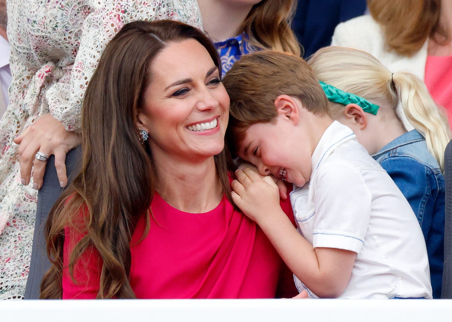 Prince Louis Comforted Kate Middleton Following the Death of Queen  Elizabeth II | Glamour