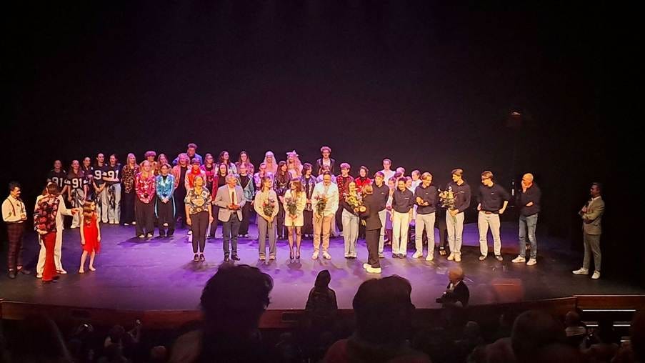 Een foto van alle genomineerde, de winnaars, en alle artiesten die optraden op het Cultuurfeest in Theater Lampegiet
