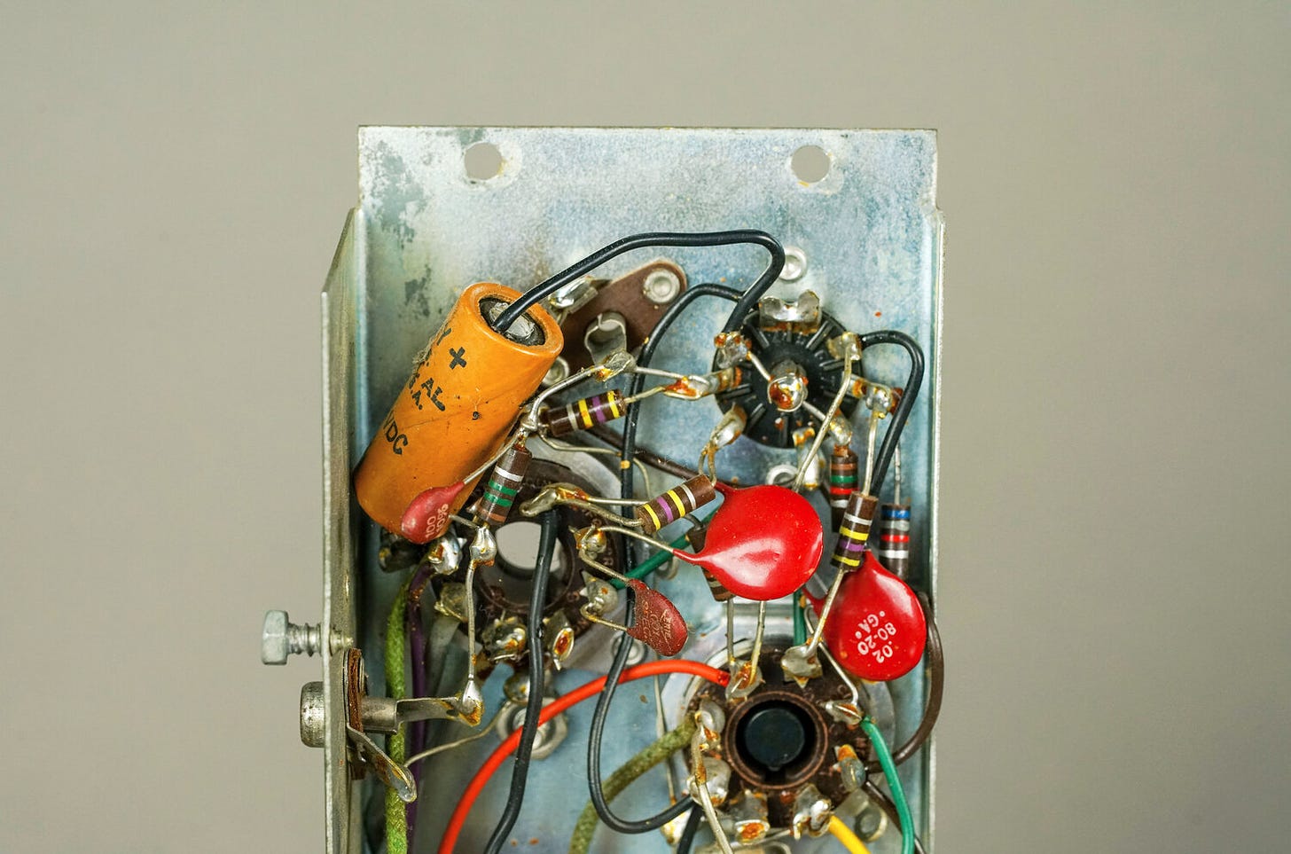 A closeup of the preamp circuit of a Wurlitzer 120 point-to-point amplifier, showing the piano input and the phono input.