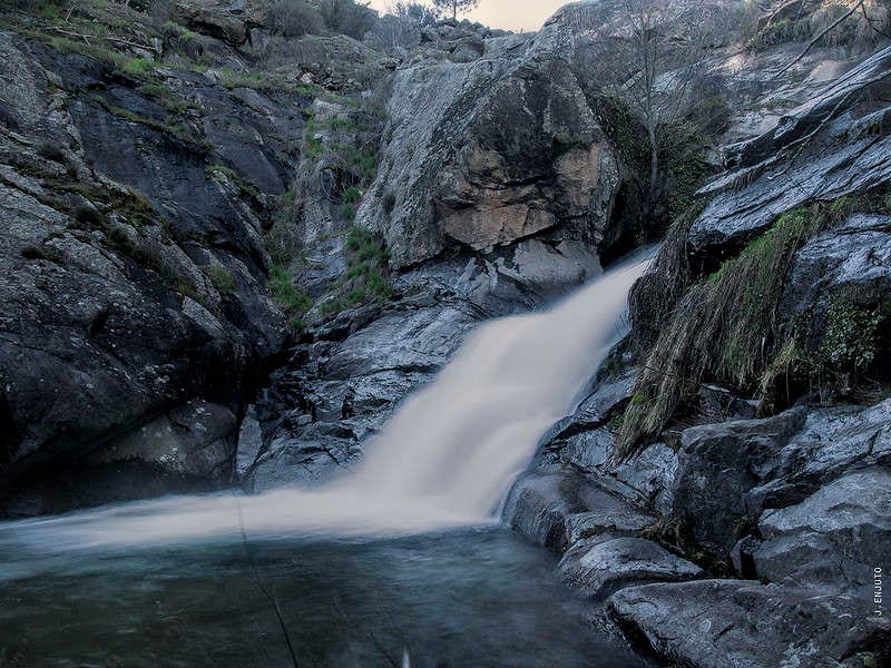 cascada entre las rocas del río Arbillas, en Ávila, España