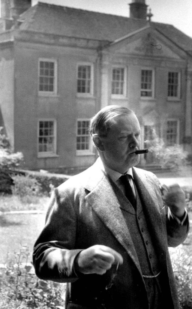 Evelyn Waugh, smoker of tobacco.