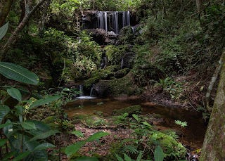 cachoeira com várias quedas
