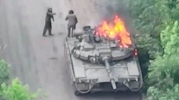 Ukrainian defenders post video of them destroying Russian T-80 using UAVs