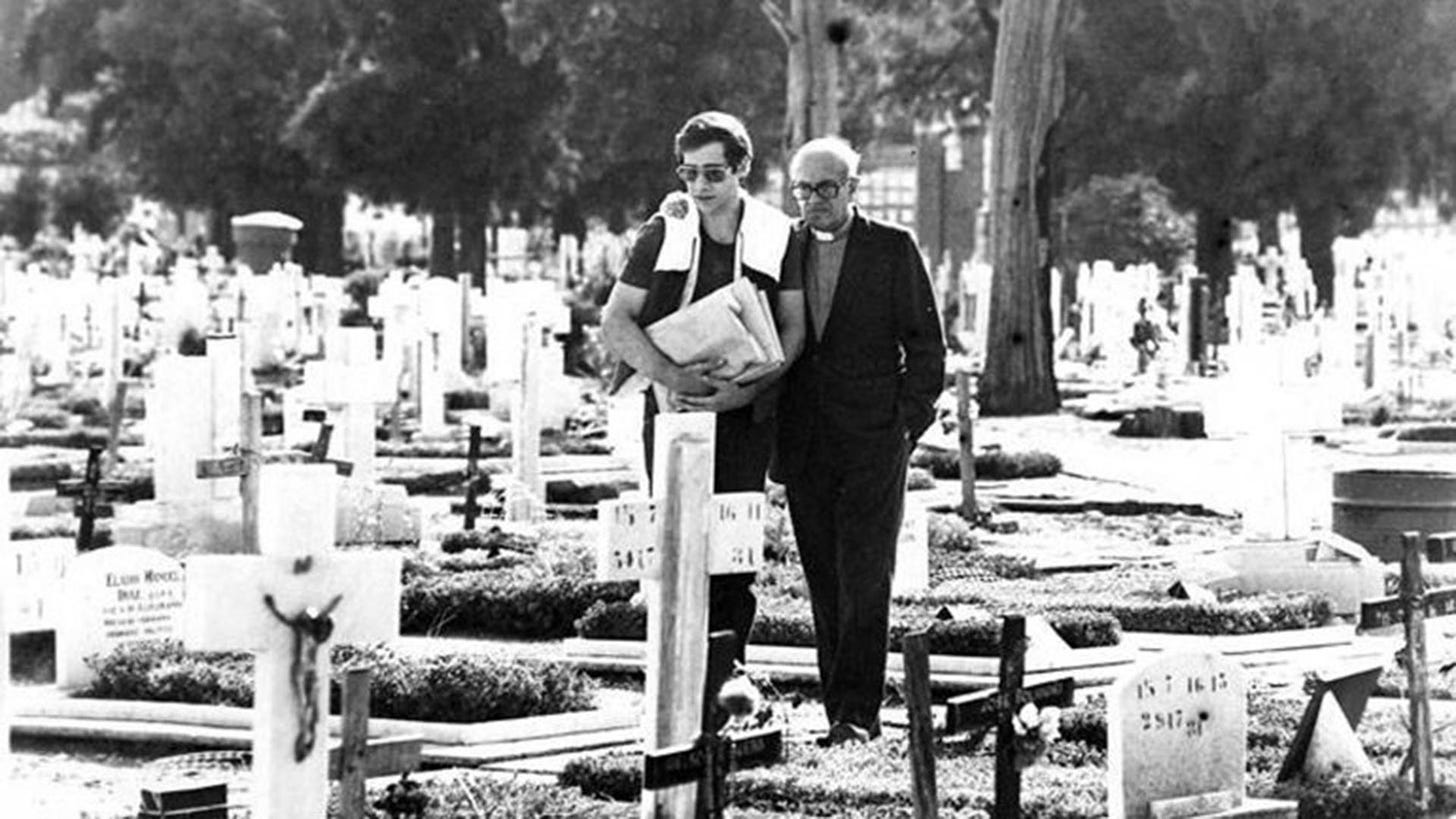 Pablo en el cementerio de la Chacarita en 1985, cuando fue a visitar la tumba de sus padres acompañado por el padre Cordero