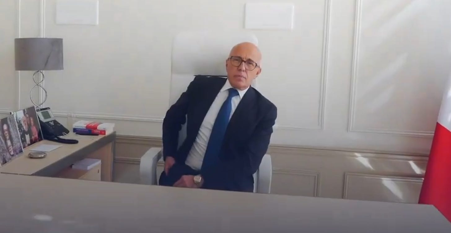 Éric Ciotti se filme fièrement dans son bureau - lematin.ch