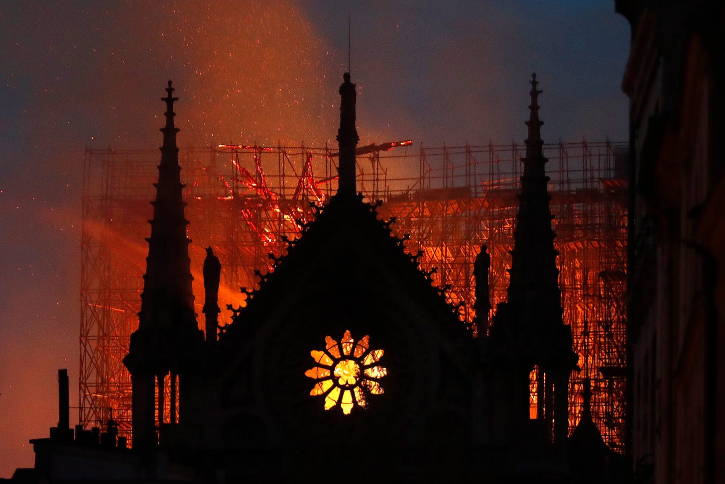 Notre-Dame de Paris est la proie des flammes