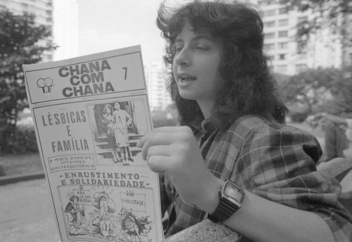 Na foto, Rosely Roth, grande nome no movimento lésbico em São Paulo, lendo um exemplar do jornal Chana com Chana que foi vetado de circular no Ferro's Bar (Foto: Folha)