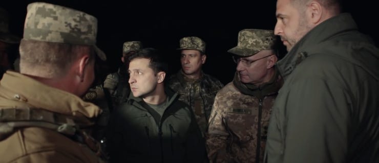 Screenshot uit video uit 2019 van de Oekraïnse president Zelensky die soldaten bezoekt in Zolote.