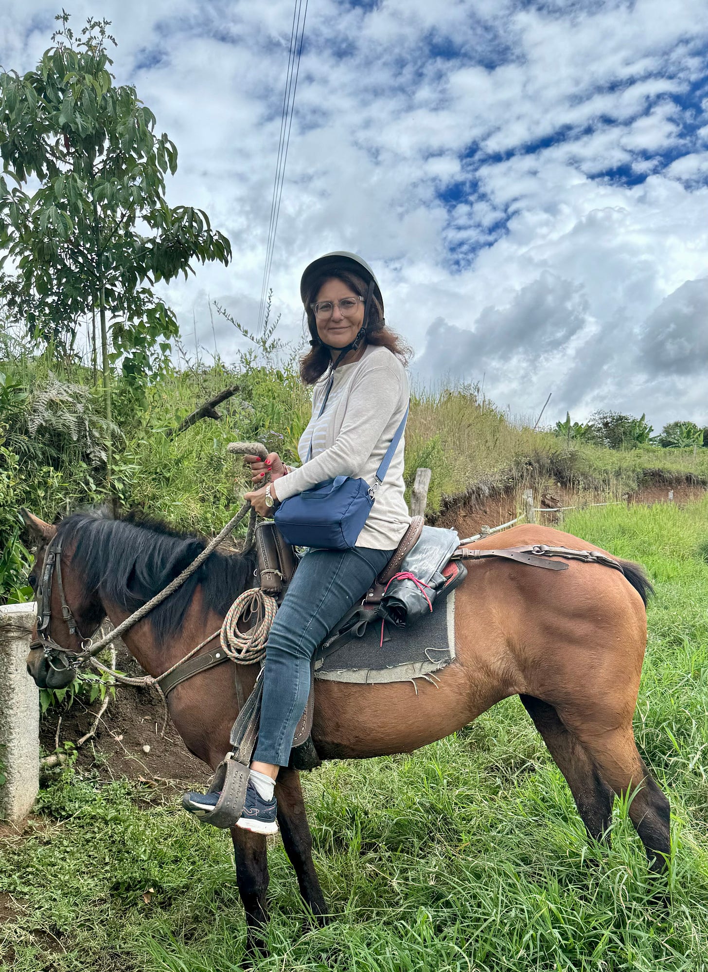 La autora montando una yegua marrón. Foto propia.