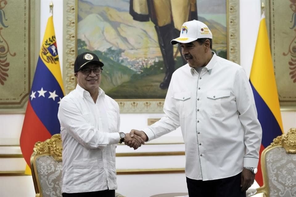 Aboga Petro en reunión con Maduro por 'paz política'