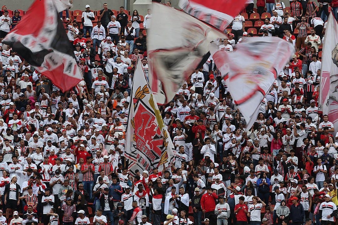 Futebol: Por que é tão importante a volta da bandeira de mastros aos estádios Brasileiros?