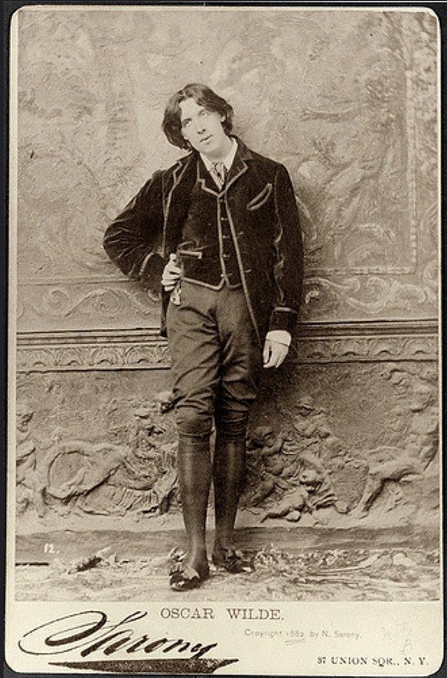 https://upload.wikimedia.org/wikipedia/commons/thumb/f/fa/Oscar_Wilde_by_Sarony_1882_12.jpg/640px-Oscar_Wilde_by_Sarony_1882_12.jpg