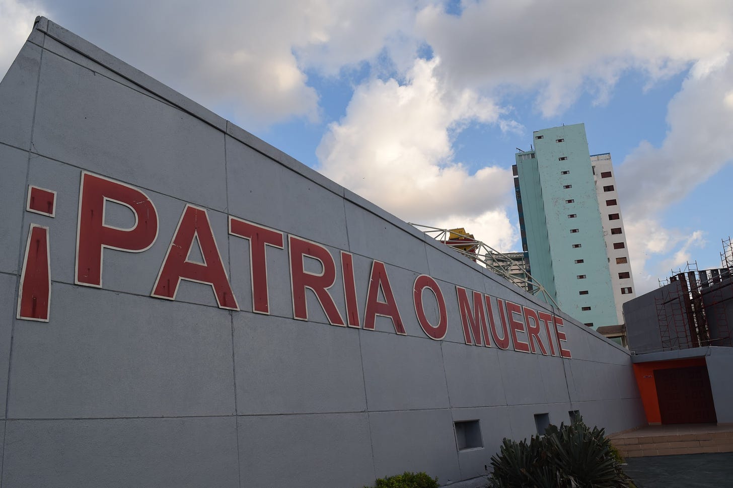 Large official writing on a wall in Havana that reads "Patria o Muerte!"