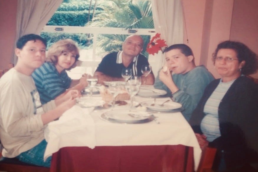 mesa de almoço em itaipava comigo, tia Lucy, meu pai, irmão e mãe