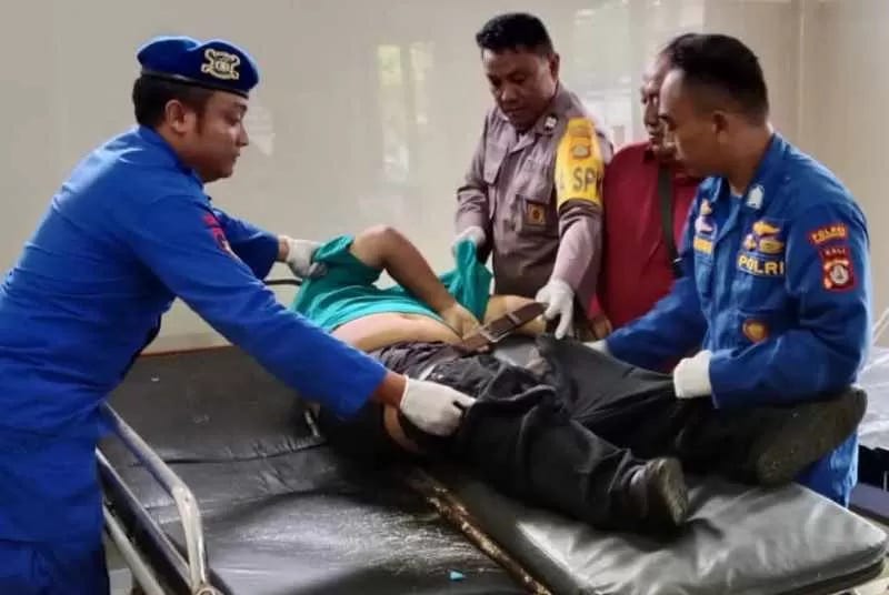 PROHIBITING: Zuhri, a passenger on the Tiara Mas bus, who suddenly had a chest pain and died while receiving treatment from officers. (Photo: special) 