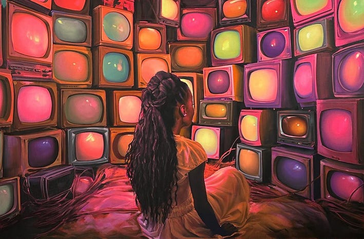 uma mulher negra e de cabelos longos senta de costas pra tela, encarando um recinto de paredes cobertas por televisores pequenos, sem imagens