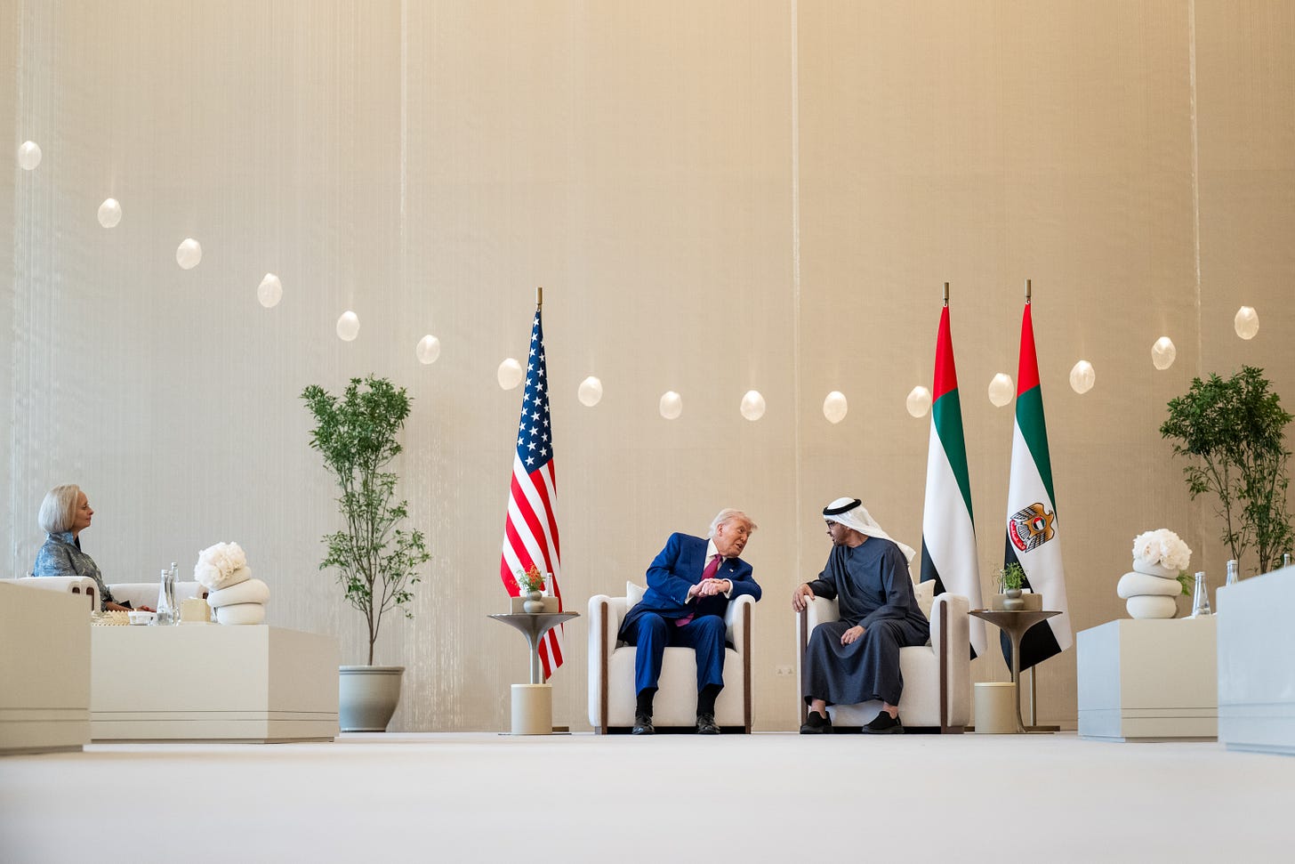 Plik:Donald Trump state visit to the United Arab Emirates, 2025-05-15  P20250515MR-1461.jpg – Wikipedia, wolna encyklopedia