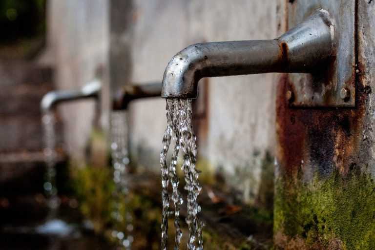 Por qué tiene cloro el agua del grifo? - Clickmica
