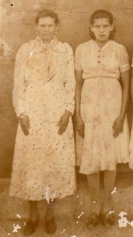 Foto: minha bisavó Josefa e minha avó Rosa em algum lugar no tempo