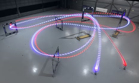 Imagem com luzes que marcam os caminhos feitos por drones em corridas
