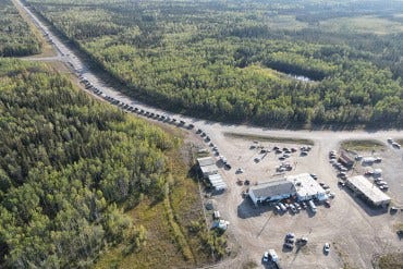 A line for fuel at Fort Providence's Big River gas station on August 17, 2023. Photo: Thorsten Gohl